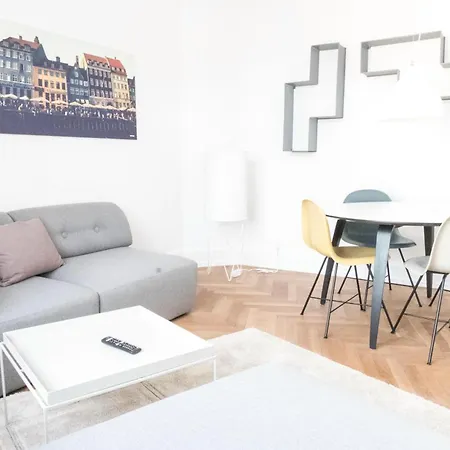 Beautiful And Bright 2-bed With Private Balcony
