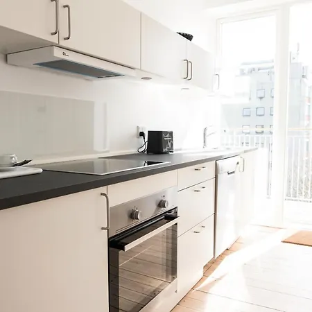 Apartment Beautiful And Bright 2-bed With Private Balcony *