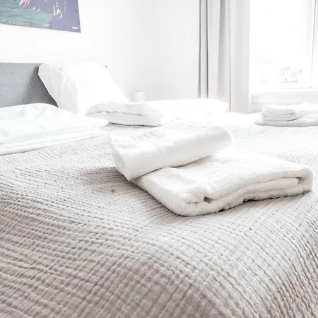 Beautiful And Bright 2-bed With Private Balcony